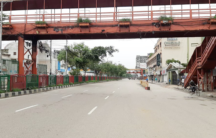 নিউমার্কেট এলাকার এই রাস্তায় দেখে চেনাই যাচ্ছে না। ছবি: বিপ্লব দিক্ষিৎ