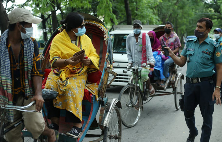 দুয়েকটা ব্যক্তিগত গাড়ি, অ্যাম্বুলেন্স, রিকশা ছাড়া তেমন পরিবহন নেই সড়কে। ছবি: বিপ্লব দিক্ষিৎ