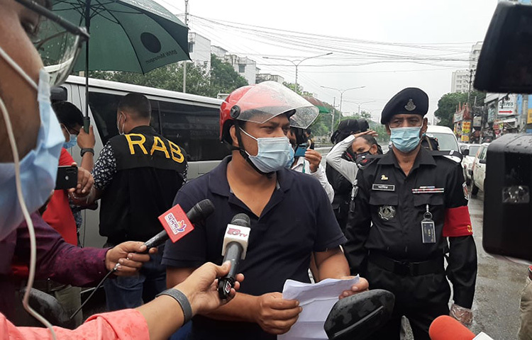 সরকারি নির্দেশনা প্রতিপালনের জন্য ভ্রাম্যমাণ আদালত পরিচালনা করছে র‌্যাপিড অ্যাকশন ব্যাটালিয়ান (র‌্যাব)। ছবি: বিপ্লব দিক্ষিৎ