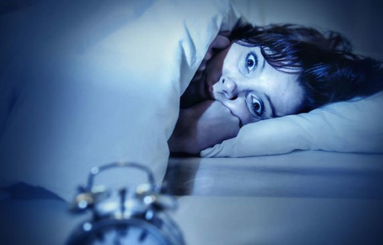 করোনাভাইরাসের প্রকোপ কমাতে বহু দেশে এখন লকডাউন চলছে। মানুষ ঘরবন্দি। সারাদিন বাড়িতে। আর তাই এই বন্দিদশার প্রভাব পড়ছে মনে! বিশ্বজুড়ে লকডাউন হওয়ার পর গবেষকরা বেশ কিছু মানুষের স্বপ্নের তথ্য সংগ্রহ করতে শুরু করেছিলেন। ফিলিপিন্স থেকে মার্কিন যুক্তরাষ্ট্রের মানুষের ক্ষেত্রে দেখা গিয়েছে, তারা অনেকেই অস্বাভাবিক এবং অদ্ভুত স্বপ্ন দেখেছেন।