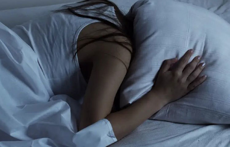 অধ্যাপক ডেইরড্রে ব্যারেট এর আগেও বিভিন্ন সময়ে মানুষের স্বপ্ন নিয়ে গবেষণা করেছেন। আমেরিকার নাইন ইলেভেন, ইরাক দখলের পর কুয়েতি নাগরিকদের ওপর প্রভাব এবং নাৎসি ক্যাম্পে বন্দি অবস্থায় থাকা ব্রিটিশ সৈনিকদের মানসিক অবস্থার উপর তিনি গবেষণা করেছিলেন। ব্যারেট জানিয়েছেন, যুদ্ধের সময়ে অনেক খণ্ড খণ্ড অদ্ভুত চিত্র মানুষ স্বপ্নের মাধ্যমে দেখতে পায়। তবে মহামারীর সময় মানুষ অন্যরকম স্বপ্ন দেখে।