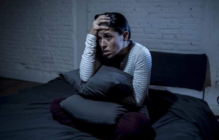 ডেইরড্রে বলেছেন, করোনা অদৃশ্য শত্রু। ফলে এমন অনেকে রয়েছেন যারা পোকার মধ্যে সাঁতার কাটছেন, সুনামিতে ভেসে যাচ্ছেন, হ্যারিকেন, টর্নেডো, ভূমিকম্পে ক্ষতিগ্রস্থ হয়েছেন বলে স্বপ্ন দেখেছেন এই সময়। তবে এর পিছনে আরেকটি কারণও থাকতে পারে বলে জানিয়েছেন তিনি। মানুষ এখন বেশি সময় ধরে ঘুমোচ্ছে। ঘুম থেকে তাড়াতাড়ি ওঠার তাড়া নেই। ফলে গভীর ঘুমের জন্যও স্বপ্নের ধরণ পাল্টাতে পারে।