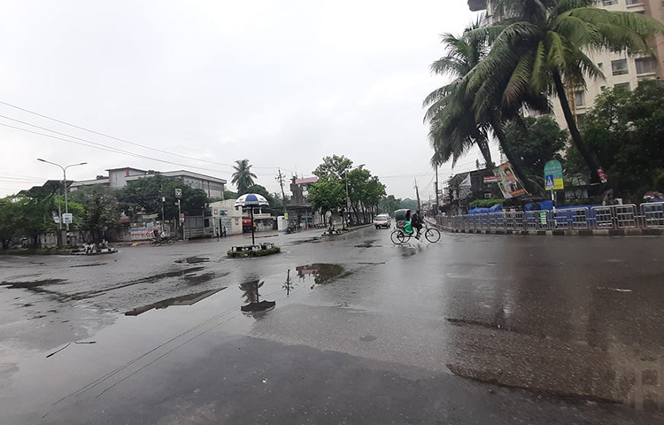 বৃষ্টি এবং লকডাউনের কারণে আজকের রাজধানীর রাস্তা যেন জনমানবহীন। ছবি: জাগো নিউজ