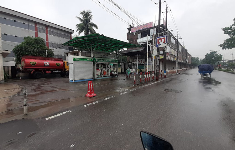 এ দৃশ্য দেখে বলতে হচ্ছে, চিরচেনা ব্যস্ত রাস্তায় আজ কোথাও কেউ নেই। ছবি: জাগো নিউজ