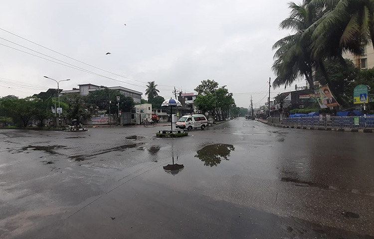 লকডাউনের সাথে বৃষ্টি থাকায় কেউ আর বাইরে বের হননি আজ। ছবি: জাগো নিউজ