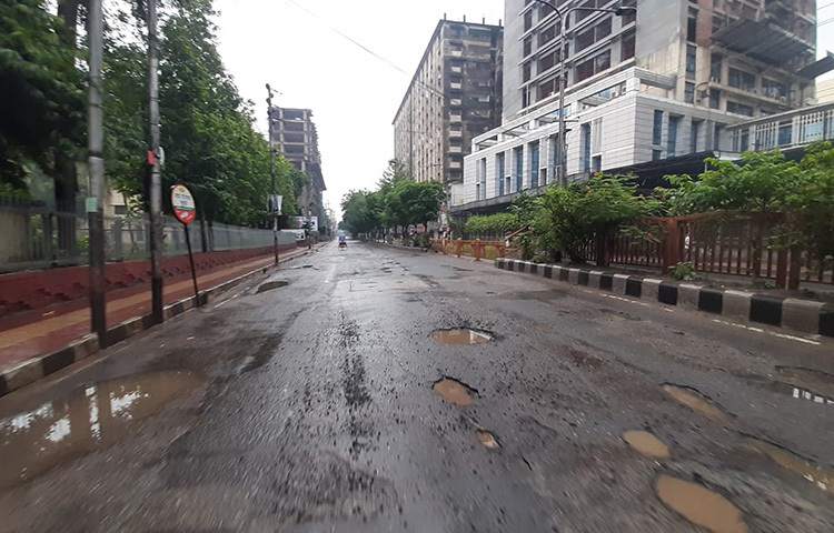 গ্রামের রাস্তার মতো একদম নিরব রাজধানীর রাজপথ। ছবি: জাগো নিউজ