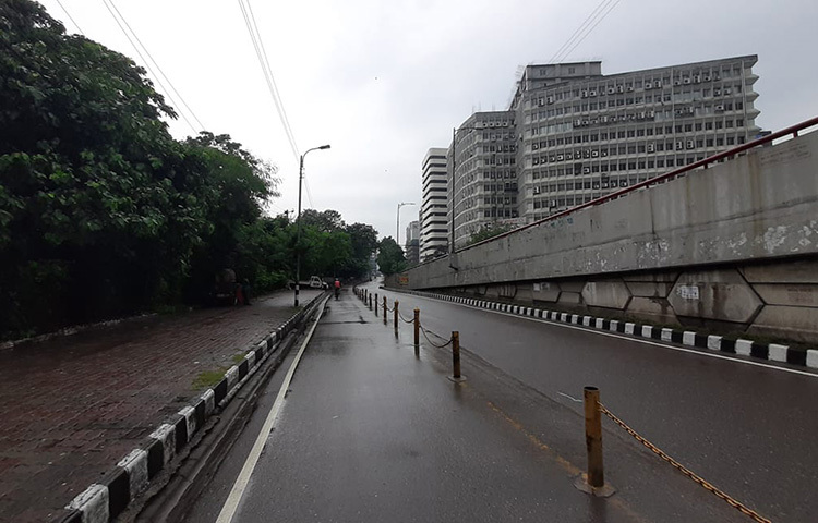 এ দৃশ্য দেখে চিরচেনা ঢাকাকে অচেনা মনে হচ্ছে। ছবি: জাগো নিউজ