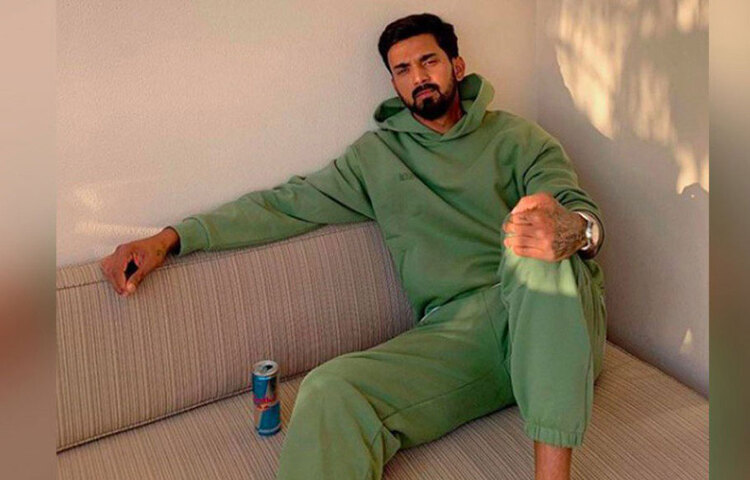 লোকেশ রাহুলের খুব কম আসবাব রয়েছে লিভিং রুমে। রয়েছে বিশালাকার একটা আরামদায়ক সোফা, টেবিল। দেওয়াল সেজেছে আলোর শেড-এ। কাঠের একটা সাইড টেবিলও রয়েছে।