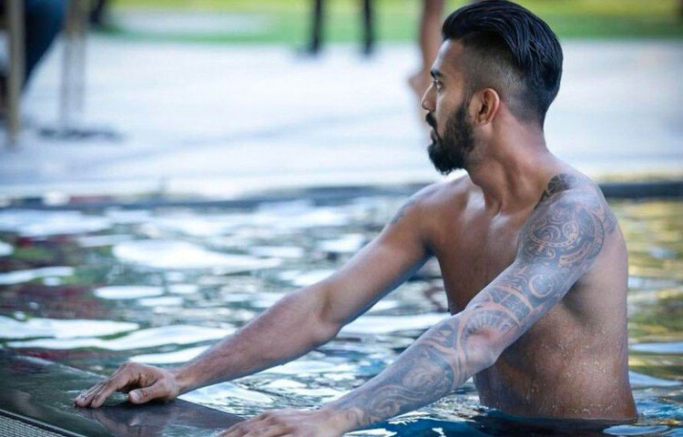 বাবা লোকেশ ছিলেন সুনীল গাভাস্কারের ভক্ত। গাভাস্কারের খেলা দেখেই তিনি ছেলেকে ক্রিকেটার করার স্বপ্ন দেখেছিলেন। সেই স্বপ্ন পূরণ করেছেন রাহুল।