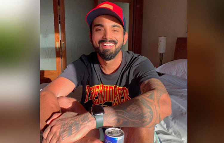 বেঙ্গালুরুর অ্যাপার্টমেন্ট-এই লকডাউন জুড়ে ফিটনেস ট্রেনিং নিয়েছেন তিনি। এমনটা বলাই যায়, কিছুটা হলেও আইপিএল-এ তার দুর্দান্ত পারফরম্যান্স-এর কৃতিত্ব বেঙ্গালুরুর অ্যাপার্টমেন্ট-এর এই ব্যালকনি জিমের।