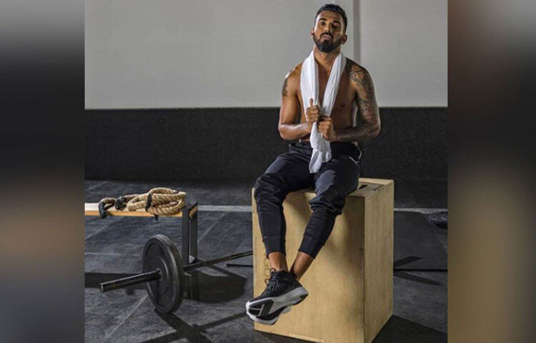 এ তো গেল অ্যাপার্টমেন্ট-এর ফিটনেস স্পেস। ফিটনেস ট্রেনিং করার পর শরীর ও মন রিল্যাক্স করারও সব রকম উপায় মজুত রয়েছে তার অ্যাপার্টমেন্ট-এ। মনের মতো করে লিভিং রুম আর ব্যালকনি বানিয়েছেন তিনি।