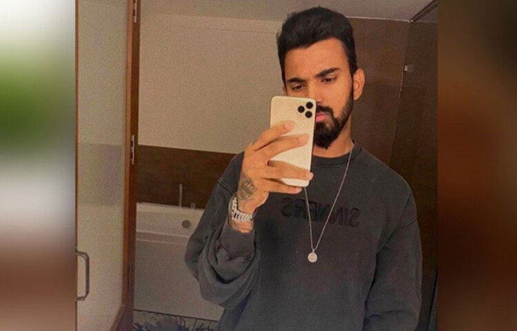 লিভিং রুম সাজানোর সময় লোকেশ রাহুল বেশি জোর দিয়েছেন আরামের দিকে। রাহুলের লিভিং রুম অত্যাধুনিক জিনিস রয়েছে যা তার ব্যক্তিত্বের সঙ্গে মিলিয়ে করা হয়েছে।