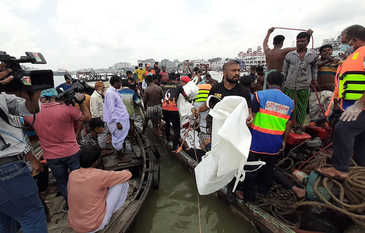 উদ্ধার তৎপরতা চলছে। ছবি: বিপ্লব দিক্ষিৎ