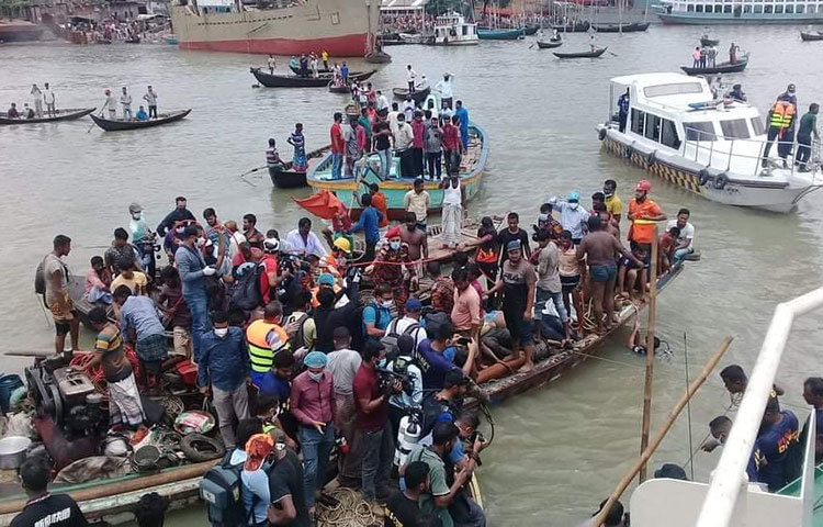 ডুবুরিরা প্রাণপণ চেষ্টা চালাচ্ছেন মানুষকে উদ্ধার করতে। ছবি: বিপ্লব দিক্ষিৎ