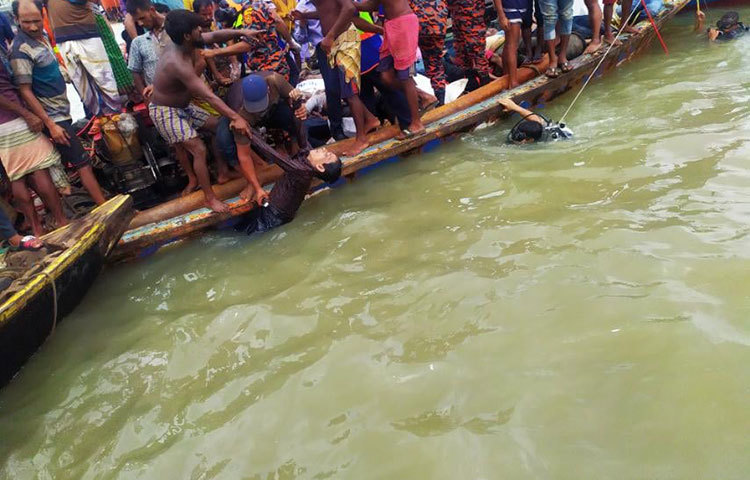 তিনি জানান, বুড়িগঙ্গায় লঞ্চডুবির ঘটনায় এখন পর্যন্ত ২৫ জনের মরদেহ উদ্ধার করা হয়েছে। এদের মধ্যে তিনজন নারী ও দুইজন শিশু। ছবি: বিপ্লব দিক্ষিৎ