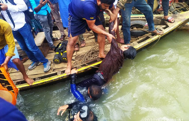 স্থানীয় সূত্রে জানা যায়, ঢাকা-চাঁদপুর রুটের ময়ূর-২ নামের একটি লঞ্চের ধাক্কায় কমপক্ষে ৫০ যাত্রী নিয়ে ঢাকা-মুন্সিগঞ্জ রুটের মর্নিং বার্ড লঞ্চটি ডুবে যায়। ছবি: বিপ্লব দিক্ষিৎ