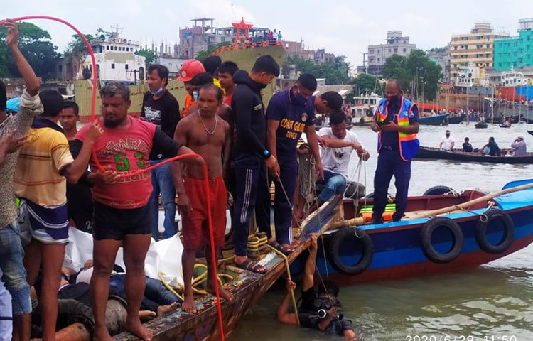 লঞ্চটি থেকে কয়েকজন যাত্রী সাঁতরে পাড়ে উঠলেও বেশ কয়েকজন নিখোঁজ রয়েছেন। ছবি: বিপ্লব দিক্ষিৎ