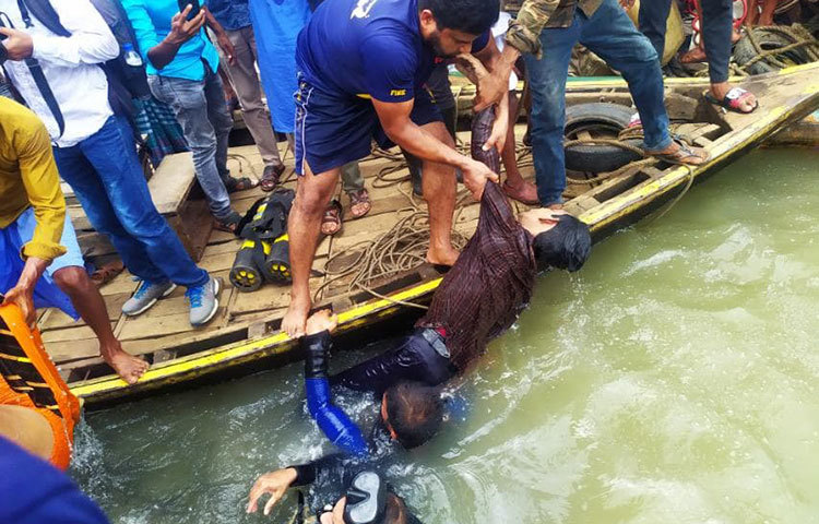 নিখোঁজদের উদ্ধারে ইতোমধ্যেই ফায়ার সার্ভিসের ডুবুরি দল উদ্ধার অভিযান শুরু করেছে। ছবি: বিপ্লব দিক্ষিৎ