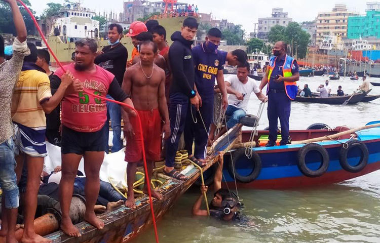 স্থানীয়রা আরও জানান, মুন্সিগঞ্জ থেকে ছেড়ে আসা দুইতলা মর্নিং বার্ড লঞ্চটি সদরঘাট কাঠপট্টি ঘাটে ভেড়ানোর আগ মুহূর্তে চাঁদপুরগামী ময়ূর-২ লঞ্চটি ধাক্কা দেয়। এতে সঙ্গে সঙ্গে তুলনামূলক ছোট মর্নিং বার্ড লঞ্চটি ডুবে যায়। ছবি: বিপ্লব দিক্ষিৎ