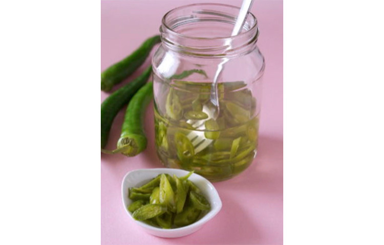 তাই রাতে শোয়ার আগে তিন-চারটি কাঁচামরি পরিষ্কার পানিতে ধুয়ে ফেলুন। তারপর মরিচগুলো মাঝামাঝি চিরে ফেলে ভিজিয়ে দিন এক প্লাস পানিতে। সকালে উঠে নিয়মিত ওই পানি খেতে পারলে পেট সংক্রান্ত নানা সমস্যা দূর হতে পারে। ছবি: সংগৃহীত