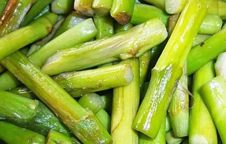 লতিটির তারের স্কাবারের মাঝে রেখে স্ক্রাবার দিয়ে টেনে টেনে ঘসুন। তাতে করে দেখবেন ছাচা বা কাটা ছাড়াই লতির উপরের অংশ সহজে উঠে আসবে। ছবি: সংগৃহীত