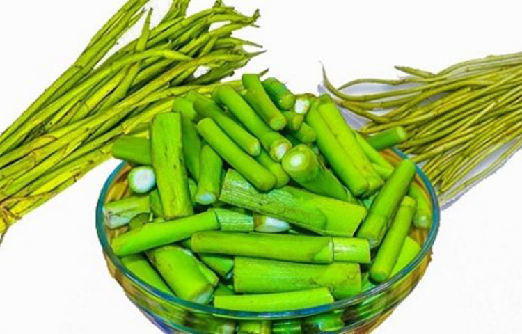 এভাবে পুরো অংশ পরিষ্কার করা হয়ে গেলে নিচে বাড়তি অংশ কেটে বাদ দিয়ে দিন। দেখবেন কত সহজে পরিষ্কার হয়ে যাবে লতি। ছবি: সংগৃহীত