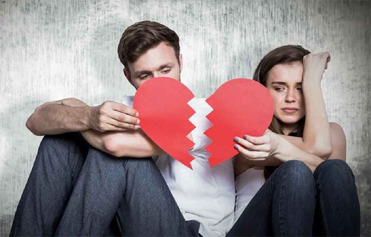 প্রেম যেমন সুন্দর ও পবিত্র তেমনি এর কিছু নেতিবাচক দিকও রয়েছে। যেমন প্রেমের ব্রেকআপ হয়ে গেলে মনোকষ্টে ভুগতে হয়। এমনকি আত্মহত্যার ঘটনাও ঘটে। ছবি: সংগৃহীত