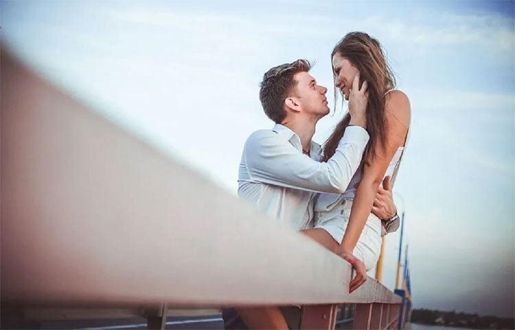 প্রেমে পড়া আর কারও প্রতি আকর্ষণ বোধ করার মধ্যে বেশ পার্থক্য রয়েছে। ছবি: সংগৃহীত