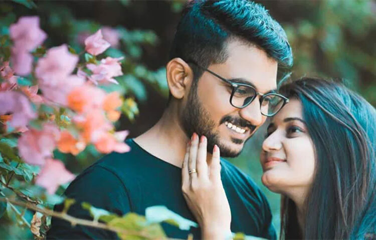 এক সমীক্ষা থেকে জানা গেছে, যদি কেউ সত্যিকার অর্থে প্রেমে পড়ে সেখানে তার কোনো বস্তুগত চাওয়া-পাওয়ার কিছু থাকে না। মোহর মাঝে অনেক কিছু চাওয়া-পাওয়ার ব্যাপার থাকে।ছবি: সংগৃহীত