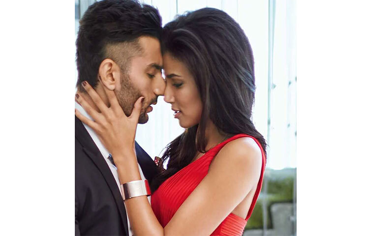 বয়সে বড় নারীর কাছে সম্পর্ক মানে দায়িত্ব ও কর্তব্য। অপেক্ষাকৃত পরিণত হওয়ায় তার কাছে সম্পর্কের ক্ষেত্রে, জীবনের ক্ষেত্রে যুক্তিটাই প্রাধান্য পেয়ে থাকে। অন্যদিকে বয়সে ছোট প্রেমিকা মানেই তার হাজারও আবদার। তাই পুরুষের কাছে অনেক ক্ষেত্রেই প্রাধান্য পায় সঙ্গিনীর দায়িত্ববোধ। বর্তমান যুগে পরিবার ও অফিসের হাজারো ঝমেলা সামলে, সম্পর্কে থাকার জন্য তাই বয়সে বড় নারীদেরই বেছে নিচ্ছেন অনেকে। ছবি: সংগৃহীত