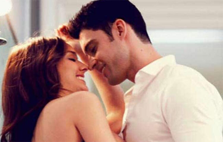 বয়সে বড় মানে তার বাস্তব অভিজ্ঞতাও অনেক বেশি। শুধু নিত্যনৈমিত্তিক বিষয়ে অভিজ্ঞতাই নয়, সম্পর্কের ক্ষেত্রেও বয়সে কম প্রেমিকার তুলনায় অনেক বেশি দক্ষতার পরিচয় দেবেন তিনি। তাই অনায়াসে বছর ২৫-এর যুবকও আকর্ষিত হন বয়সে প্রায় দশ বছরের বড় নারীর প্রেমে। ছবি: সংগৃহীত