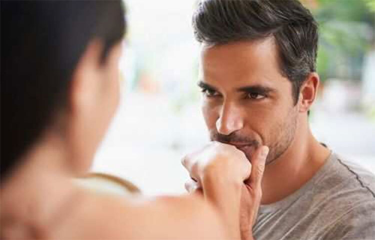 সম্পর্ক মানেই পরিণতি পাওয়ার সুপ্ত বাসনায় একে অপরের সঙ্গে মানিয়ে নেওয়া। পরিণতির আগে দুপক্ষের পারিবারিক দিক থেকে নানা সমস্যা আসতে পারে। প্রেমিকা বয়সে ছোট হলে সমস্যাগুলো প্রেমিককেই সমাধান করতে হয়। কিন্তু প্রেমিকা বড় হলে, সমাধানের দায়িত্ব নেন দুজনেই। শুধু তাই নয়, বয়সে বড় প্রেমিকার সঙ্গে ভুল বোঝাবুঝির সমস্যাও কম। চ্যালেঞ্জিং পরিস্থিতি মানিয়ে নেওয়ার ক্ষমতাও তাদের অনেক বেশি। ছবি: সংগৃহীত