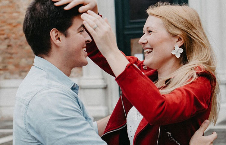 বলা হয়, একজন সফল পুরুষের জীবনে নাকি কোনো না কোনো নারীর হাত থাকে। মানে কোনো নারীর প্রেরণায় জীবনে সাফল্যের শিখর ছোঁয়ার সাহস পান অধিকাংশ সফল পুরুষ। বয়সে বড় প্রেমিকা হলে নাকি প্রেমিকের সাফল্যের সিঁড়ি ছোঁয়ার সম্ভাবনা বৃদ্ধি পায় অনেকটাই। ছবি: সংগৃহীত