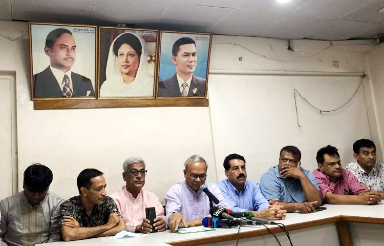 নয়াপল্টনে বাংলাদেশ জাতীয়তাবাদী দলের কেন্দ্রীয় কার্যালয়ে আজ এক সংবাদ সম্মেলনে বক্তব্য রাখছেন দলটির সিনিয়র যুগ্ম মহাসচিব রুহুল কবির রিজভী। ছবি: জাগো নিউজ