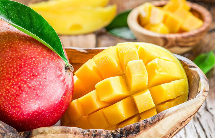 আম রক্তে চিনির মাত্রা বাড়িয়ে দেয়। এটি ফ্রুকটোজে ভরপুর। তাই যারা ডায়াবেটিসের রোগী, তাদের পক্ষে আম বড় বিপদ হয়ে দেখা দিতে পারে। ব্লাড সুগার আয়ত্তে রাখতে তাই নিয়ম-নীতি ভেঙে ও চিকিৎসকের পরামর্শ ছাড়া আম একেবারেই নয়। খেলেও নিয়ন্ত্রণ রেখে খান। আজকাল বহু আমই কৃত্রিমভাবে পাকানো হয়। ছবি: সংগৃহীত