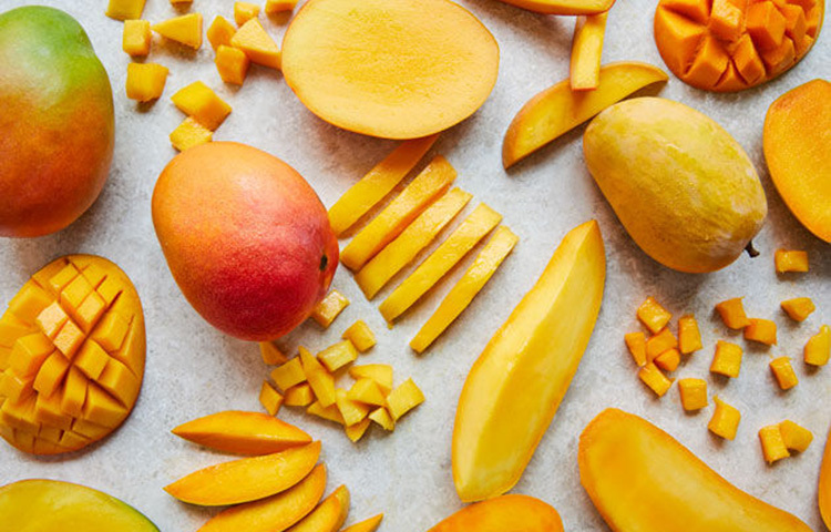 ক্যালশিয়াম কার্বাইড ব্যবহার করা হয় আম পাকাতে। এই রাসায়নিকগুলো ব্যবহারের ফলে শরীরে বিভিন্ন ধরনের প্রভাব পড়তে পারে। এর থেকে শরীরে ক্লান্তি, অবশ বোধ করা ইত্যাদি সমস্যা দেখা দিতে পারে। শুধু তা-ই নয়, এই সব রাসায়নিক ব্যবহার করার ফলে ত্বকেরও নানা সমস্যা দেখা দিতে পারে। ছবি: সংগৃহীত