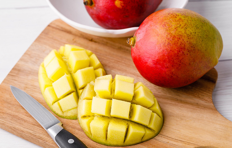 অতিরিক্ত আম খেলে আরও যে বড় সমস্যা হয় সেটি হলো হজমের সমস্যা। রোজ বেশি পরিমাণে আম খেলে হজমশক্তির উপর তার প্রভাব পড়ে। শুধু তা-ই নয়, দিনের পর দিন অতিরিক্ত আম গ্যাসটাইট্রিসের সমস্যাকেও উস্কে দেয় অনেকটা। তাই হজম ক্ষমতাকে ঠিক রাখতে চাইলে ঘন ঘন আম খাওয়া বুদ্ধিমানের কাজ নয়। ছবি: সংগৃহীত