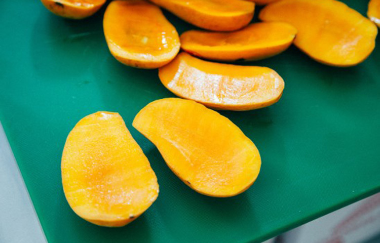 আম খাওয়ার সময় কিছু সচেতনতাও অবলম্বন করতে হয়। খেয়াল রাখুন, আমে লেগে থাকা আঠা যেন কোনোভাবে মুখে লেগে না যায়। এ থেকে মুখে চুলকানি, জ্বালা হতে পারে। বেশ কয়েকদিন এর দাগও থেকে যায়। তাই আম খাওয়ার সময়ে এই আঠা যাতে না লাগে সেদিকে নজর দিতে হবে। ছবি: সংগৃহীত