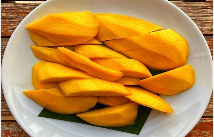 যাদের ত্বকে অ্যালার্জির প্রবণতা আছে, তারাও আম খাওয়ায় নিয়ন্ত্রণ আনুন। এদের আম খেলে চোখ জ্বালা, হাঁচি, পেটে ব্যথা, ঠান্ডা লেগে যাওয়া ইত্যাদি সমস্যা আসতে পারে। তাই আম খাওয়ার আগে সচেতন থাকুন। ছবি: সংগৃহীত