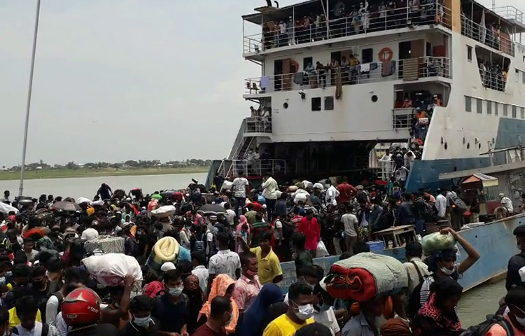 ঘাটে যাত্রীর সাথে যানবাহনের দীর্ঘ সারি রয়েছে। এদিকে মাছ, তরমুজসহ কাঁচামালে পচন ধরায় বাংলাবাজার ঘাটে বিআইডব্লিউটিসি ও পুলিশকে ঘিরে বিক্ষোভের ঘটনা ঘটেছে। ছবি: এ কে এম নাসিরুল হক