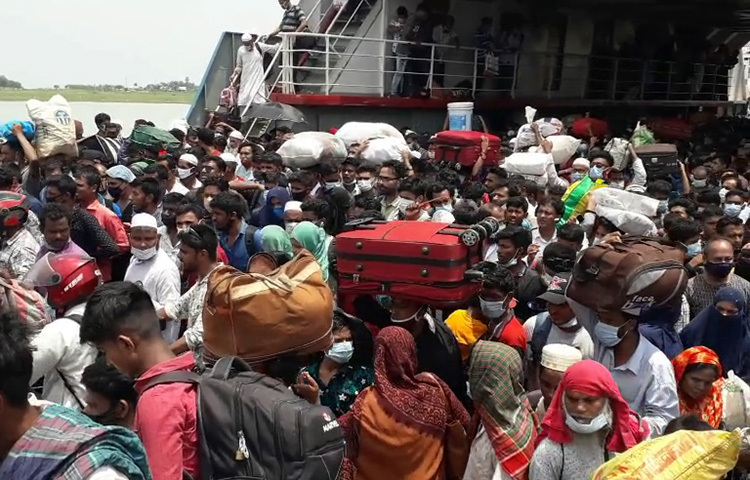 ফেরিতে মানুষ আর মানুষ। বাড়ি ফিরতে প্রত্যেকে সব কষ্ট উপেক্ষা করে এ পর্যন্ত এসেছেন। ছবি: এ কে এম নাসিরুল হক