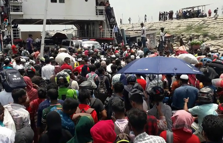 বিআইডব্লিউটিসিসহ ঘাট সূত্রে জানা যায়, যাত্রী নিয়ন্ত্রণে যেন কোনো বিধি নিষেধই মানতে চাইছেন না দক্ষিণাঞ্চলের যাত্রীরা। সকাল থেকে এ পর্যন্ত বাংলাবাজার ঘাট থেকে ২টি ফেরি এ্যাম্বলেন্সসহ জরুরি যানবাহন নিয়ে পার হয়। ছবি: এ কে এম নাসিরুল হক