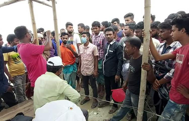 যাত্রীদের চাপে জরুরি যানবাহন তোলা পুলিশ ও বিআইডব্লিউটিসিকে বেগে পড়তে হয়। সকাল থেকেই উভয় পাড়ে যাত্রী ও যানবাহনের প্রচণ্ড ভিড় শুরু হয়। বেলা বাড়ার সাথে যাত্রী ও যানবাহনে পরিপূর্ণ হয়ে যায় ঘাট এলাকা। ছবি: এ কে এম নাসিরুল হক