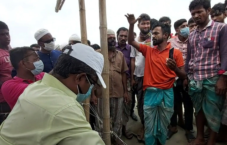 ঘণ্টার পর ঘণ্টা ফেরির জন্য অপেক্ষা করছেন যাত্রী ও যানবাহনগলো। দক্ষিণাঞ্চলের জেলাগুলো থেকে রোগী নিয়ে বাংলাবাজার ঘাটে এসে এ্যাম্বুলেন্সগুলোকেও দেখা গেছে ঘণ্টার পর ঘণ্টা অপেক্ষা করতে। জরুরি সার্ভিস পারাপারে বিলম্ব হওয়ায় সাধারন যাত্রীদের পাশাপাশি রোগীরাও চরম ভোগান্তির শিকার হচ্ছেন। ছবি: এ কে এম নাসিরুল হক