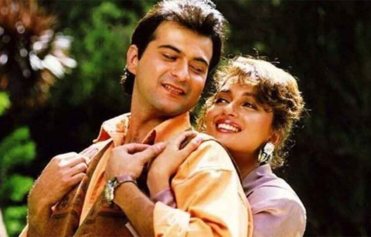 নব্বইয়ের দশকে প্রায় একার জোরে অনেক বলিউড ছবি টেনে তুলেছিলেন মাধুরী দীক্ষিত। আশপাশে সুদর্শন নায়ক থাকলেও মাধুরীর নামেই যে কত ছবি বক্স অফিসে সাড়া ফেলেছে তার হিসেবে নেই! ইন্দ্র কুমারের ‘রাজা’ও তেমনই একটি ছবি। সেই ছবিতেই নাকি মাধুরীর কাজে নাক গলাতেন নানা পটেকর। ছবি: সংগৃহীত