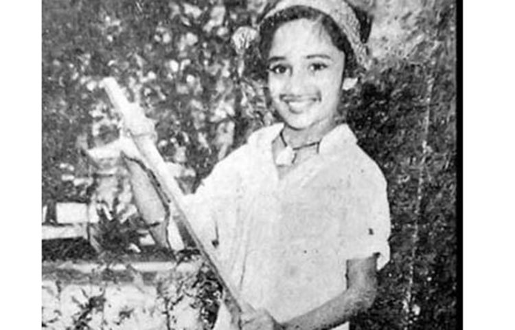 ১৯৭৬ সালে মুম্বাইতে জন্ম হয় মাধুরীর। তার এর বড় ভাই ও বোন আছেন।