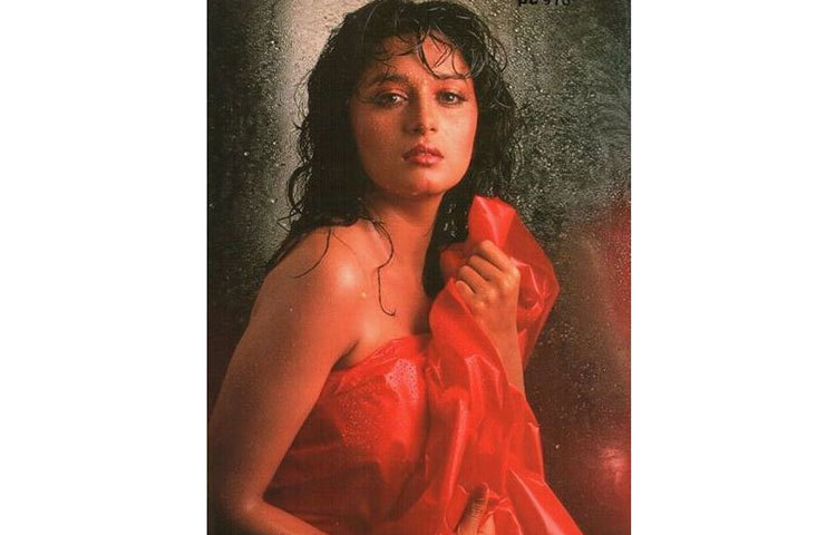 মাধুরী অভিনয়ের সঙ্গে সঙ্গে পড়াশোনাতেও বেশ সাফল্য অর্জন করেছিলেন। মাইক্রোবায়োলজি নিয়ে পড়তেন তিনি।