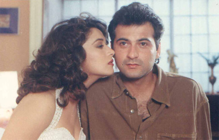 এ তো প্রায় ২৭ বছর আগেকার কথা। এতোদিন পর আবার এ প্রসঙ্গ উঠছে কেন? আসলে ‘রাজা’র সেই জুটিকেই আবার একসঙ্গে দেখা যাচ্ছে। একটি ওটিটি প্ল্যাটফর্মে করণ জোহরের ‘দ্য ফেম গেম’ নামে ওয়েব সিরিজে। ছবি: সংগৃহীত