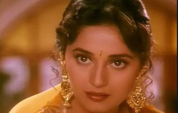 মকবুল ফিদা হুসেন মুগ্ধ ছিলেন মাধুরীর সৌন্দর্য্যে। তিনি নাকি মাধুরীর সুপারহিট ছবি হাম আপকে হ্যায় কোন দেখেছিলেন ৬৭ বার। পরে তিনি মাধুরীর একটি অপূর্ব ছবিও আঁকেন।