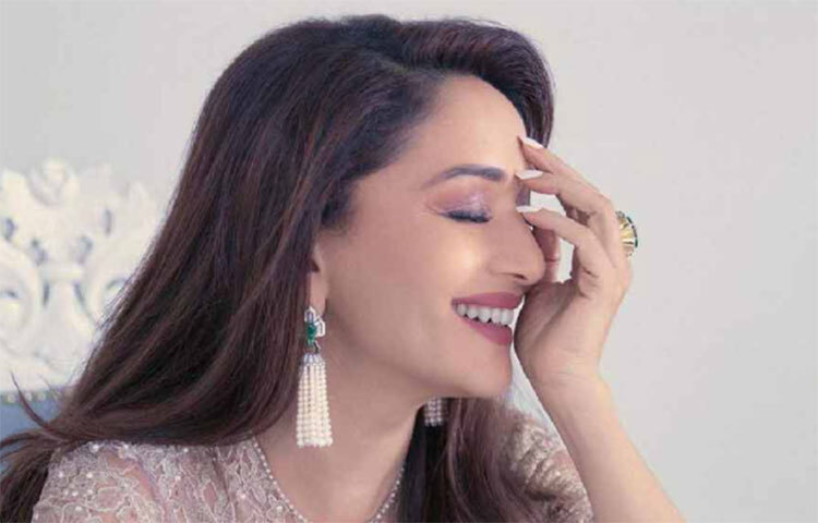 ইন্দ্র কুমারের ‘রাজা’ এতটাই সফল হয়েছিল যে অনেকে বলতেন, ওই ছবির নাম বদলে ‘রানি’ রাখা উচিত! মাধুরী প্রায় একার হাতেই সেটি টেনে নিয়ে গিয়েছিলেন। এতদিন পর মাধুরী-সঞ্জয়ের জুটি ঘিরে নানা পুরনো কথাও ভেসে উঠেছে। নানার ‘খবরদারি’র কথাও সামনে চলে এসেছে। ছবি: সংগৃহীত